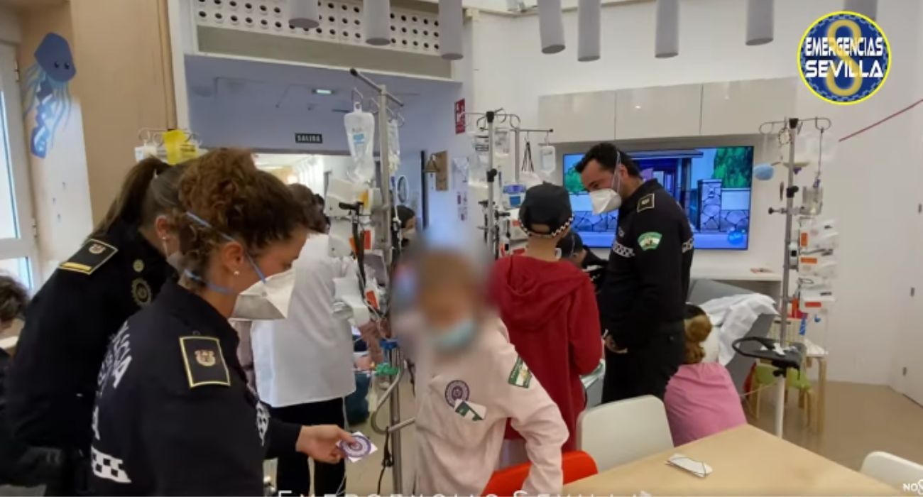 La emotiva visita de agentes de la Policía Local de Sevilla al Virgen del Rocío.