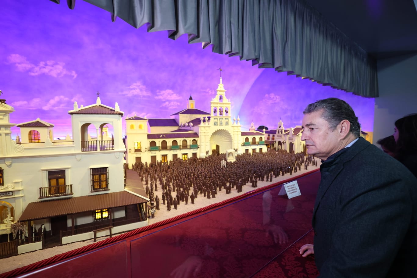El consejero de Presidencia Antonio Sanz observa la reproducción en chocolate de la aldea de El Rocío. JUNTA ANDALUCIA