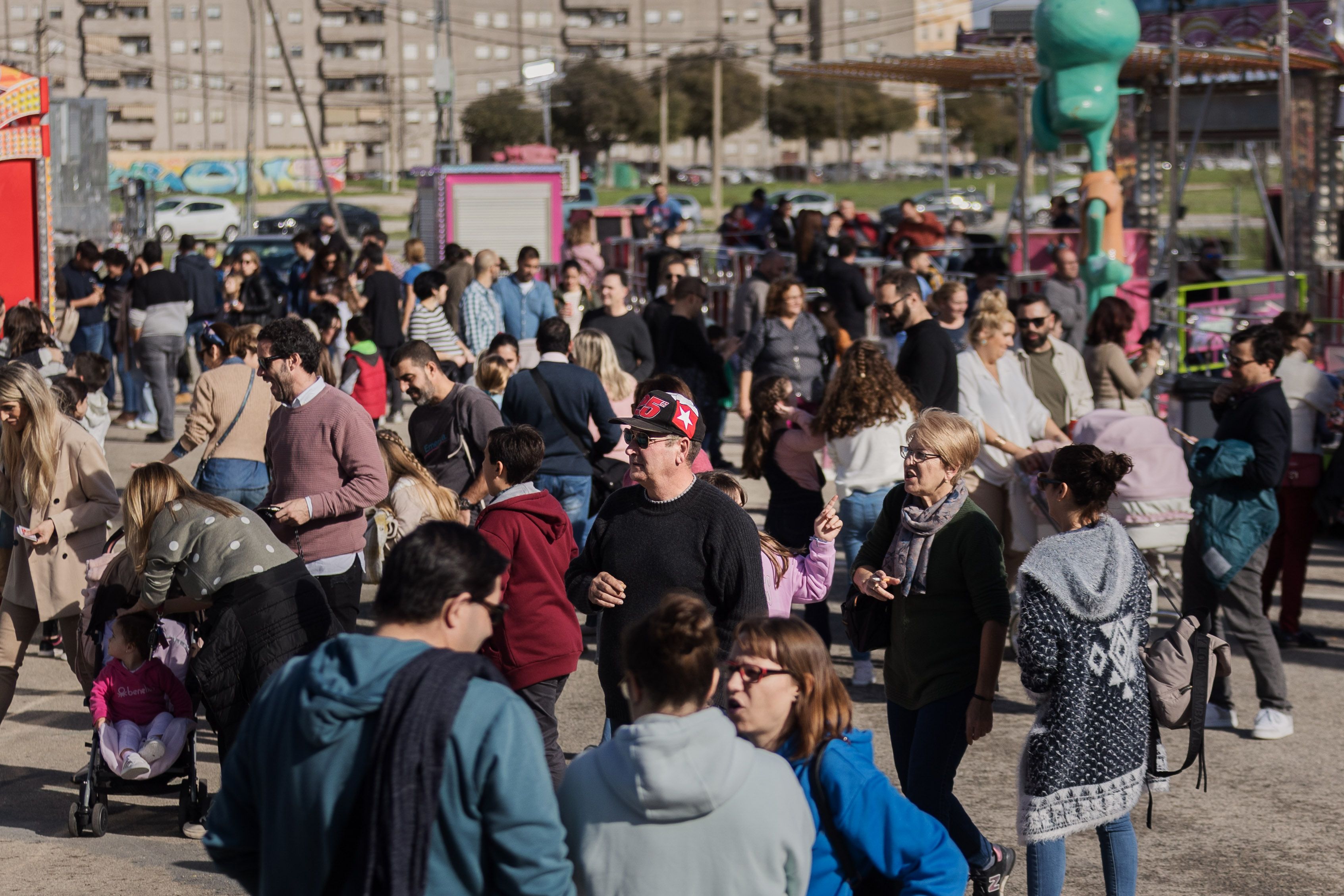 Arranca con tranquilidad la ‘Feria de la Navidad’ en Jerez. En la imagen, ambiente en el parque en la mañana de esta sábado.