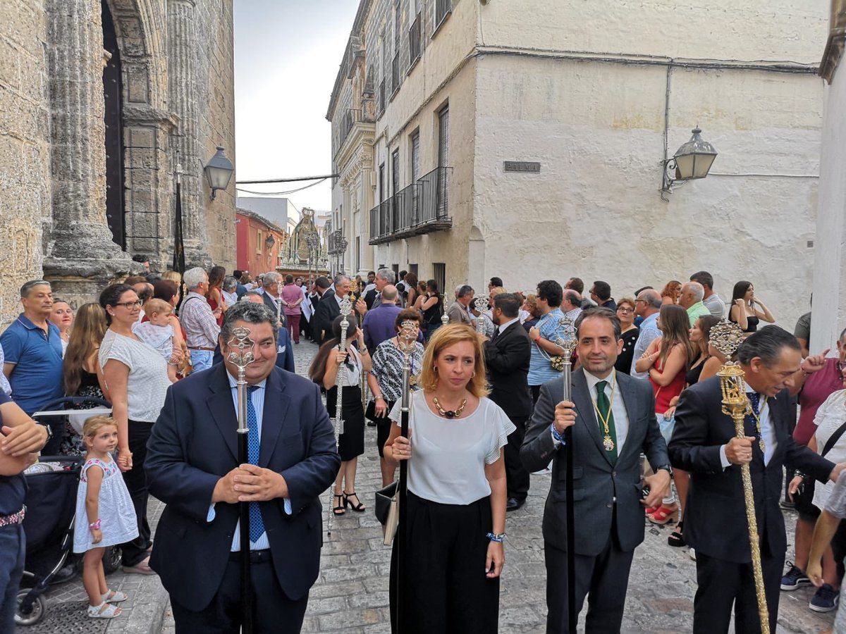 Antonio Montero (i), junto a otros ediles del PP, entre ellos el ex portavoz de Diputación y concejal Antonio Saldaña, en una procesión. FOTO: PP