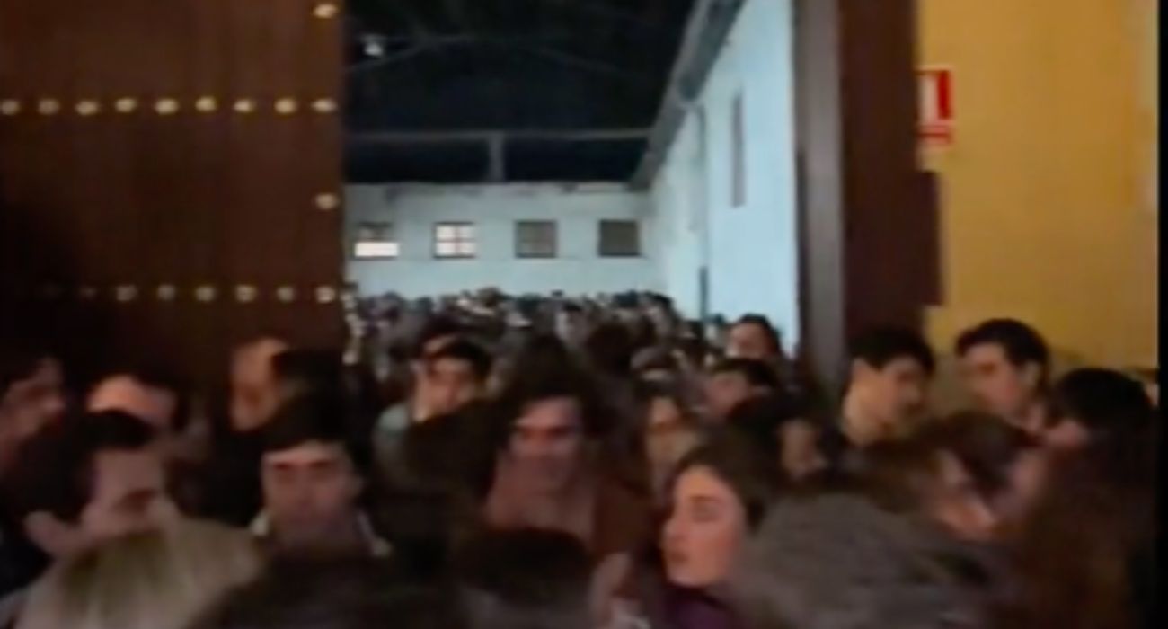 Aspecto de una de las puertas de entrada a la mega Zambomba que tuvo que ser desalojada por exceso del aforo.