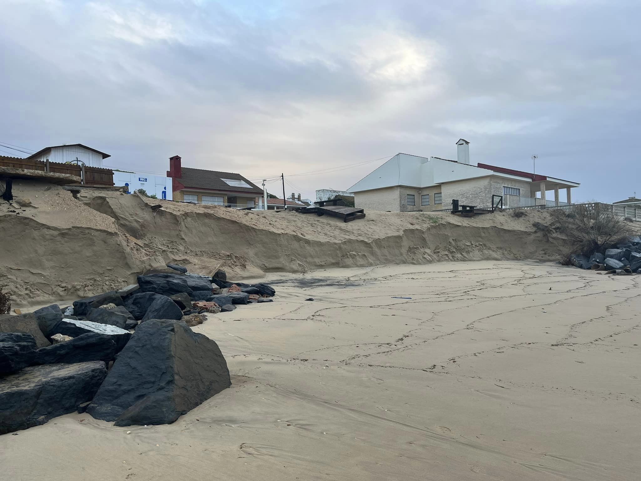 El temporal se ha llevado parte de la playa de El Portil en Punta Umbría.