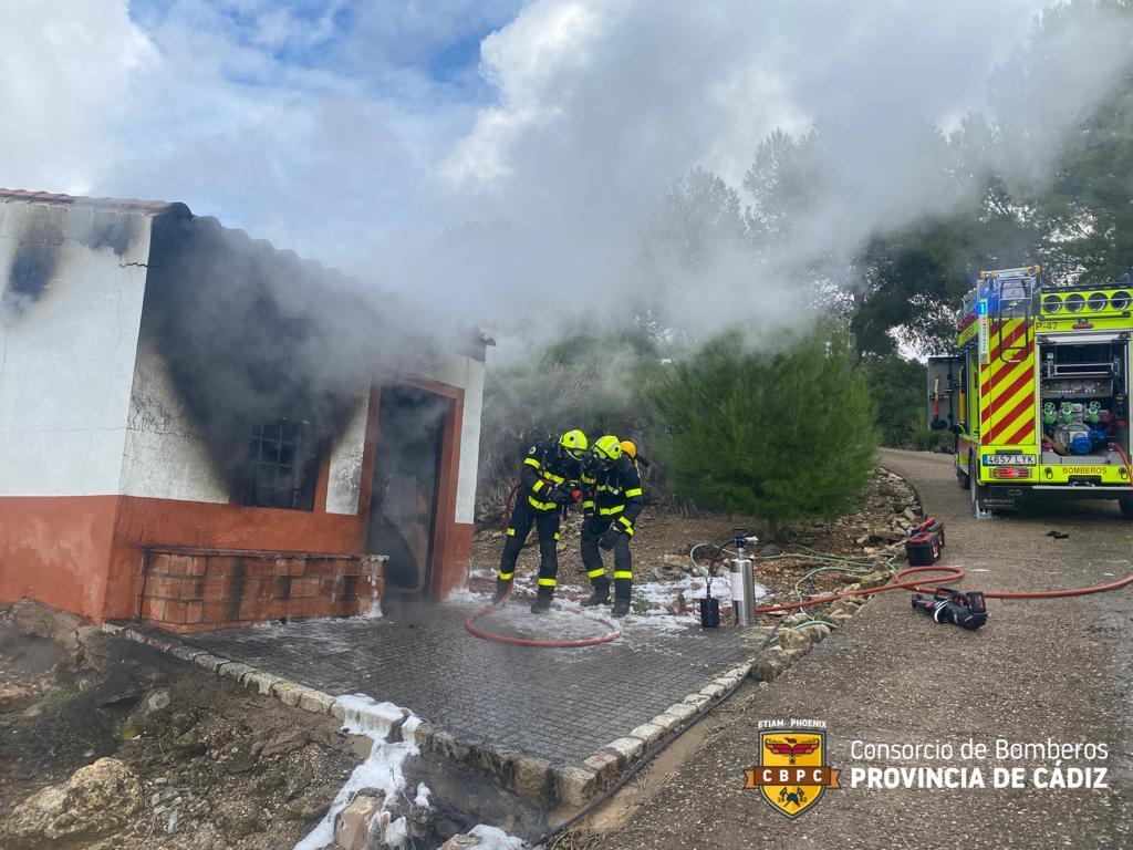 Bomberos apagan el fuego en un generador de luz en Villamartín.