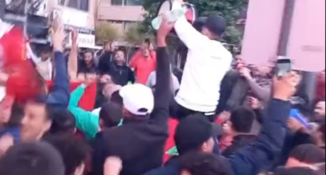 Aficionados de Marruecos celebrando la victoria ante Portugal en Algeciras.
