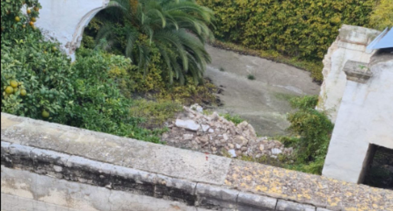 Uno de los muros del palacio Riquelme, en el suelo.   ASOCIACIÓN VECINAL DEL CENTRO HISTÓRICO DE JEREZ