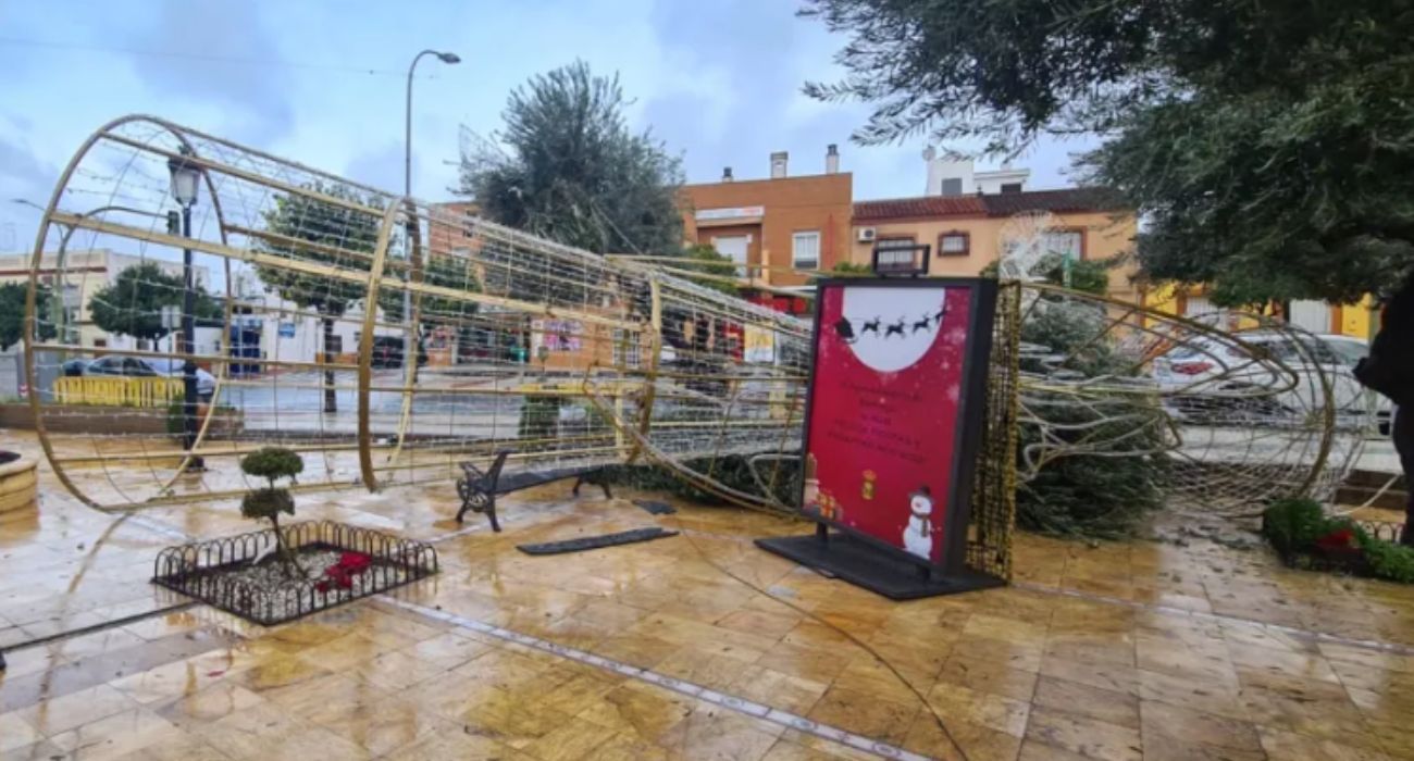 El árbol de Navidad de Bormujos, en el suelo. El árbol de Navidad de Bormujos, en el suelo.