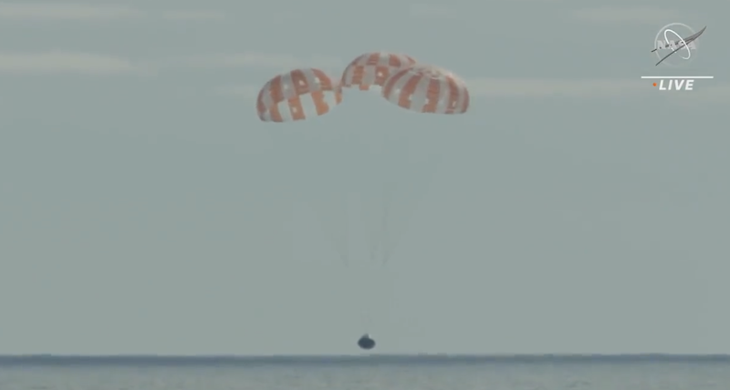 La nave Orion de la misión Artemis I de la NASA, llegando a la Tierra.