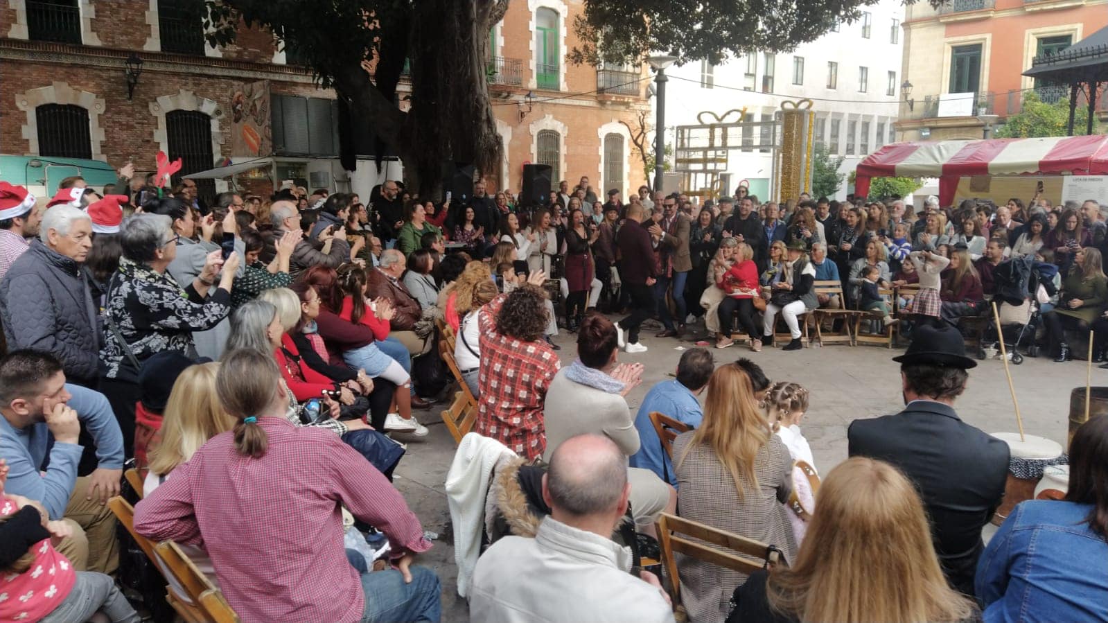 La Hermandad de la Redención celebró por todo lo alto su primera Zambomba en la Alameda del Banco.