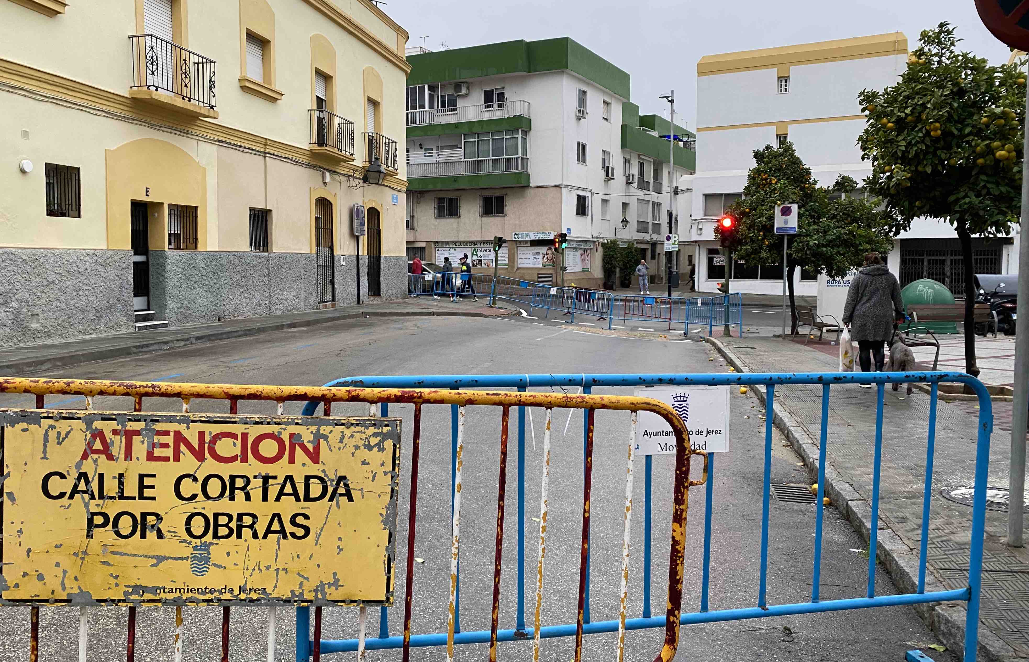 Estas son las 25 calles y avenidas de Jerez con cortes y ocupaciones de la vía pública. Misterioso hundimiento de la calzada en Jerez: más de un mes con la plaza del Carbón cortada.