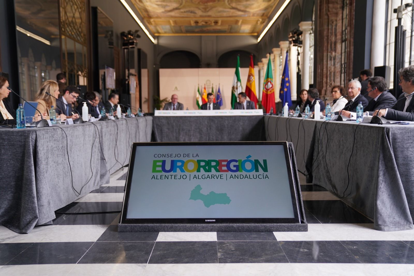 Moreno, presidente de la Junta, presidiendo la reunión. 