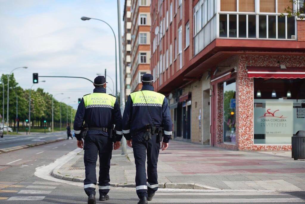 Agentes de la Policía Local en Vitoria-Gasteiz detienen a una mujer por agredir a su pareja. 