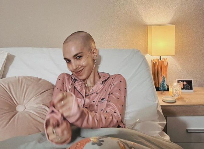 La influencer Elena Huelva ha recibido el alta y ya está de vuelta en casa junto a su familia.