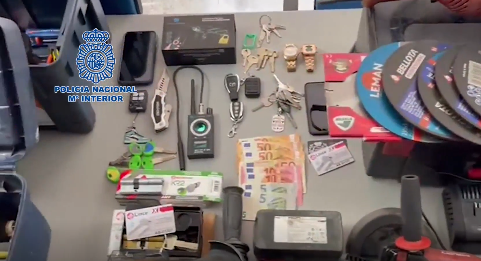 Imagen de algunas de las herramientas utilizadas y de los objetos robados por la banda dedicada a robar en viviendas en Jerez, Sevilla y Marbella.
