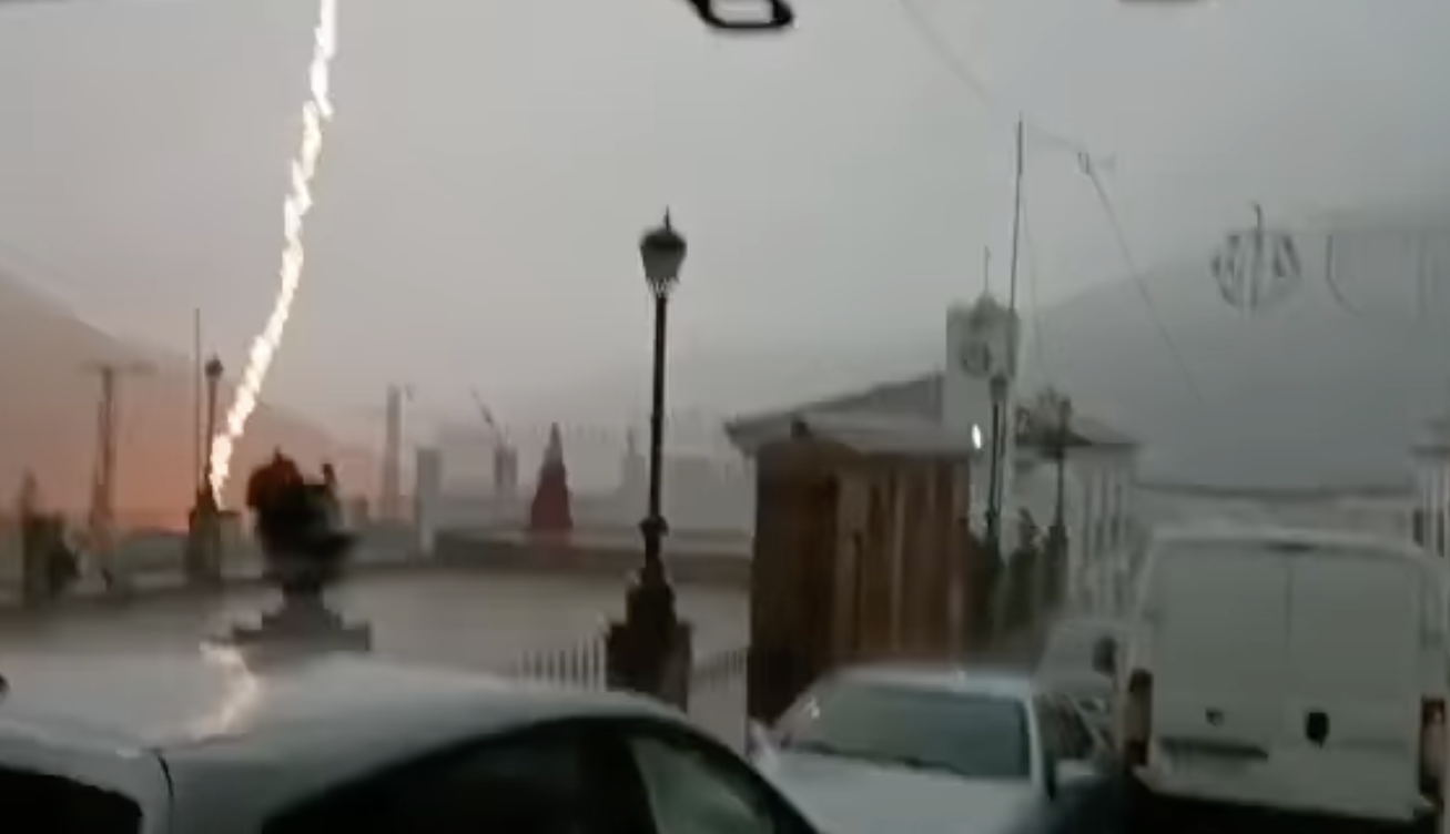 Un rayo cae en Benamahoma, durante el temporal de lluvias.