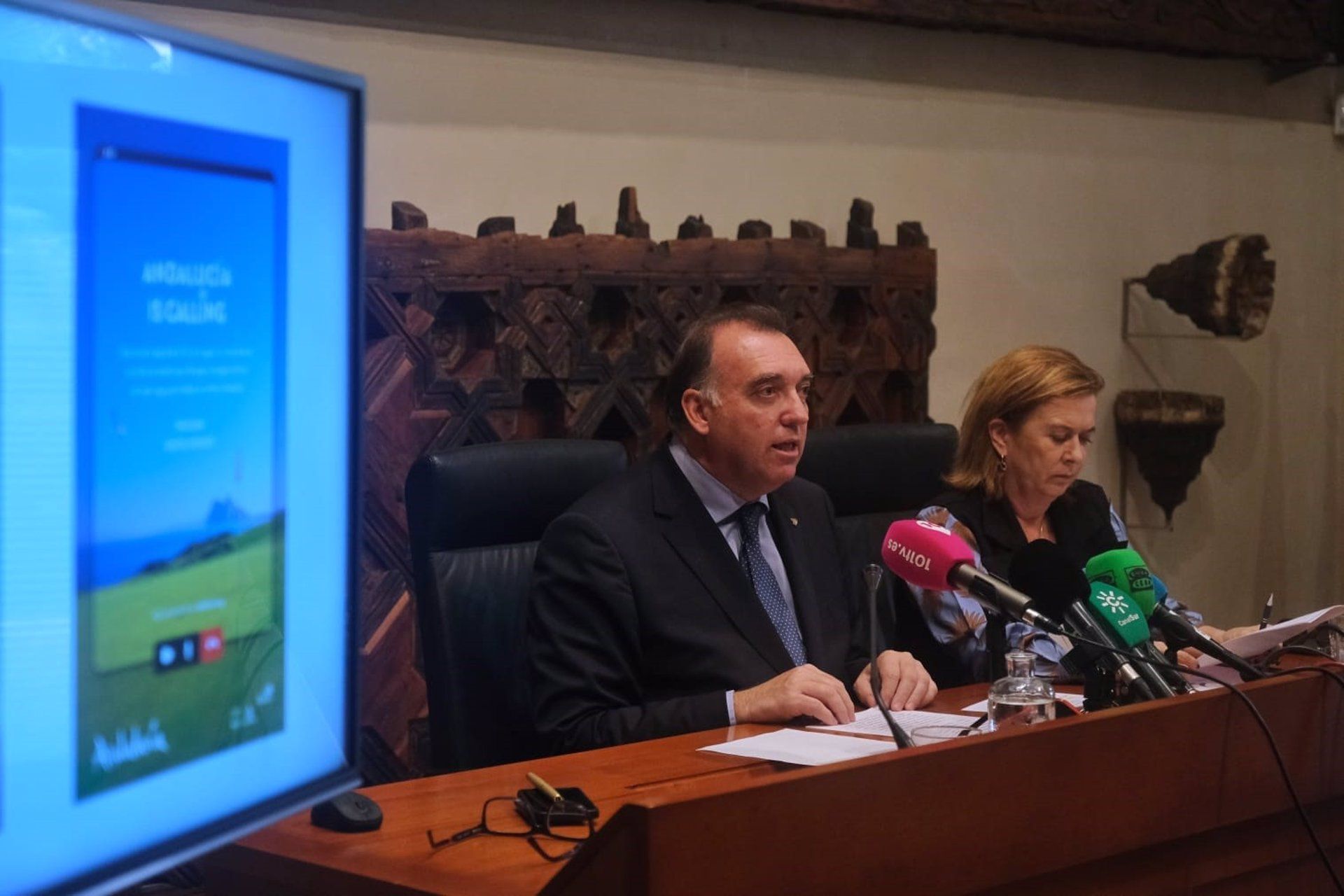 La Junta lanza una campaña para atraer a Andalucía a 'nómadas digitales' que huyan del frío. En la imagen, el consejero Bernal.