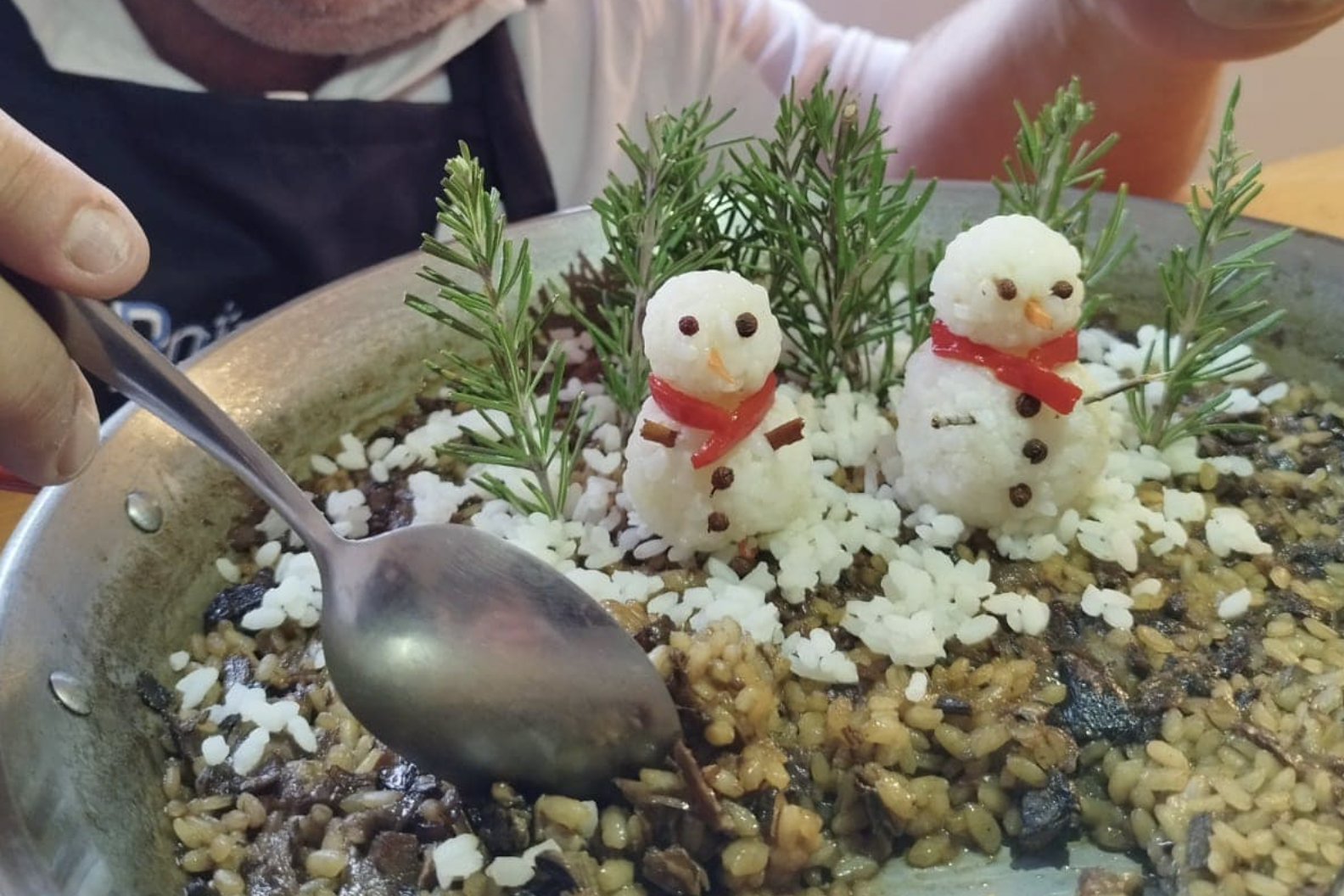 El original arroz invernal ahumado de un cocinero para un concurso de Navidad. 