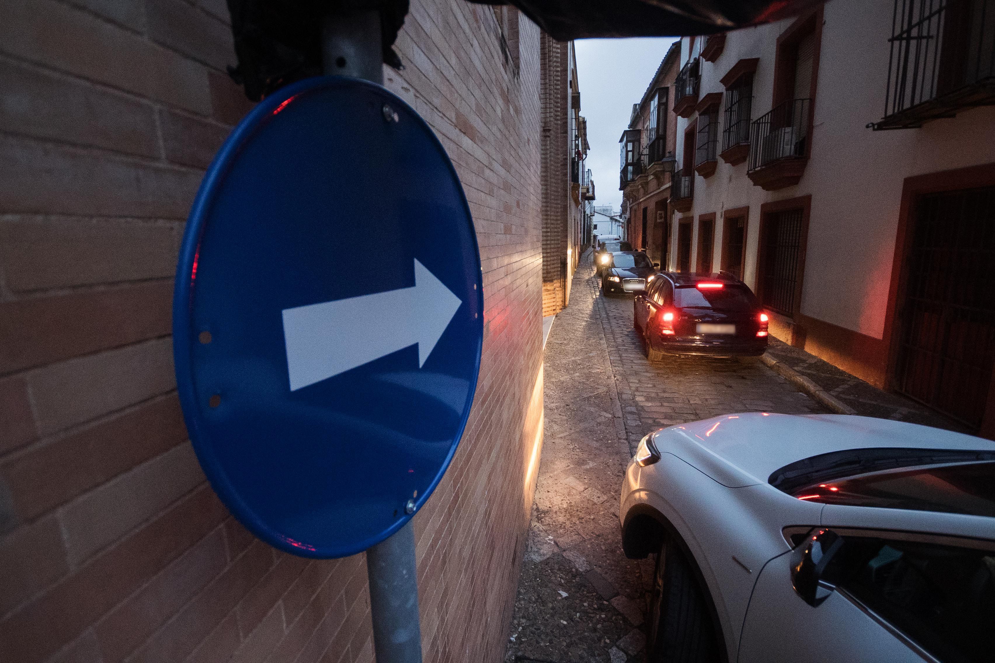 Coches en ambos sentidos en la estrecha calle Chancillería, en una imagen reciente en Jerez.