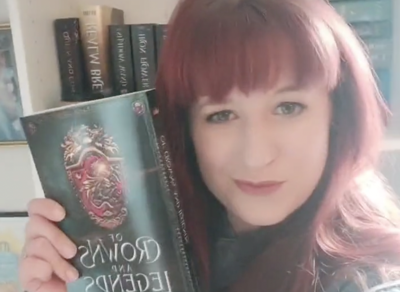 La escritora Chelsea Banning con su libro 'De coronas y leyendas'.