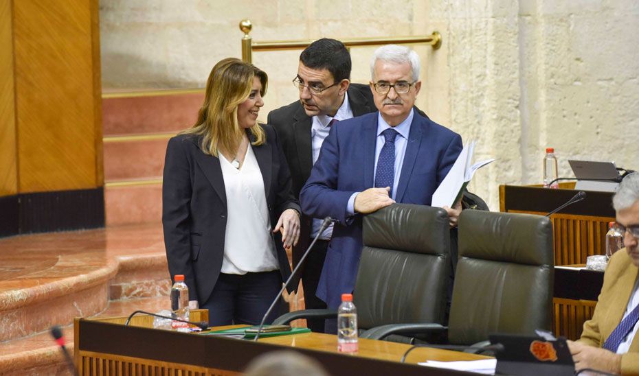 Susana Díaz, Mario Jiménez y Manuel 'Chiqui' Jiménez Barrios, en una imagen retrospectiva en el Parlamento. FOTO: JUNTA