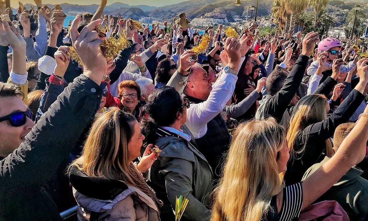Vecinos de Mojácar, apoyando la campaña para ser elegida por Ferrero Rocher.