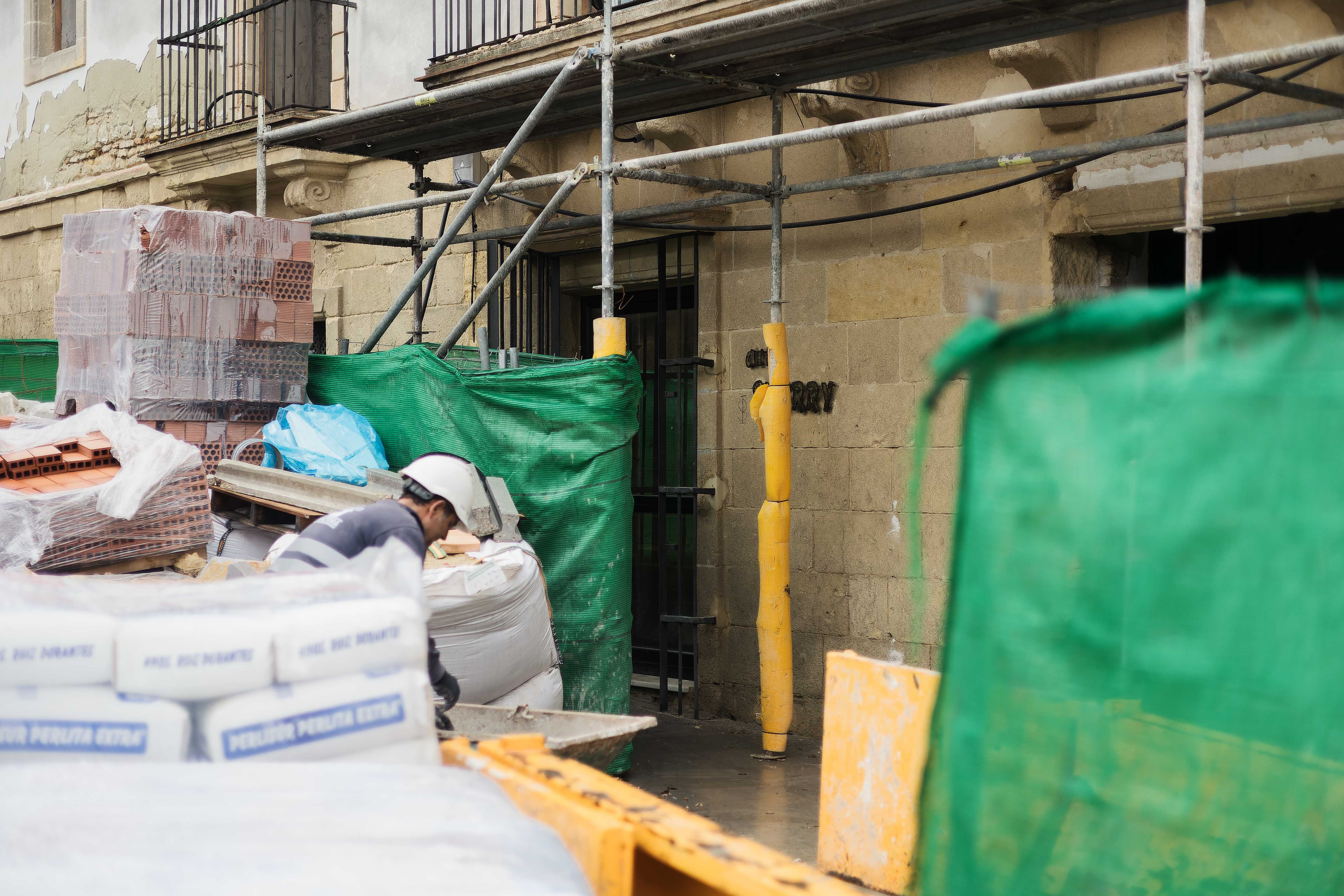 El complicado acceso a la empresa que con el material acumulado en el exterior, apenas de se ve.    MANU GARCÍA   
