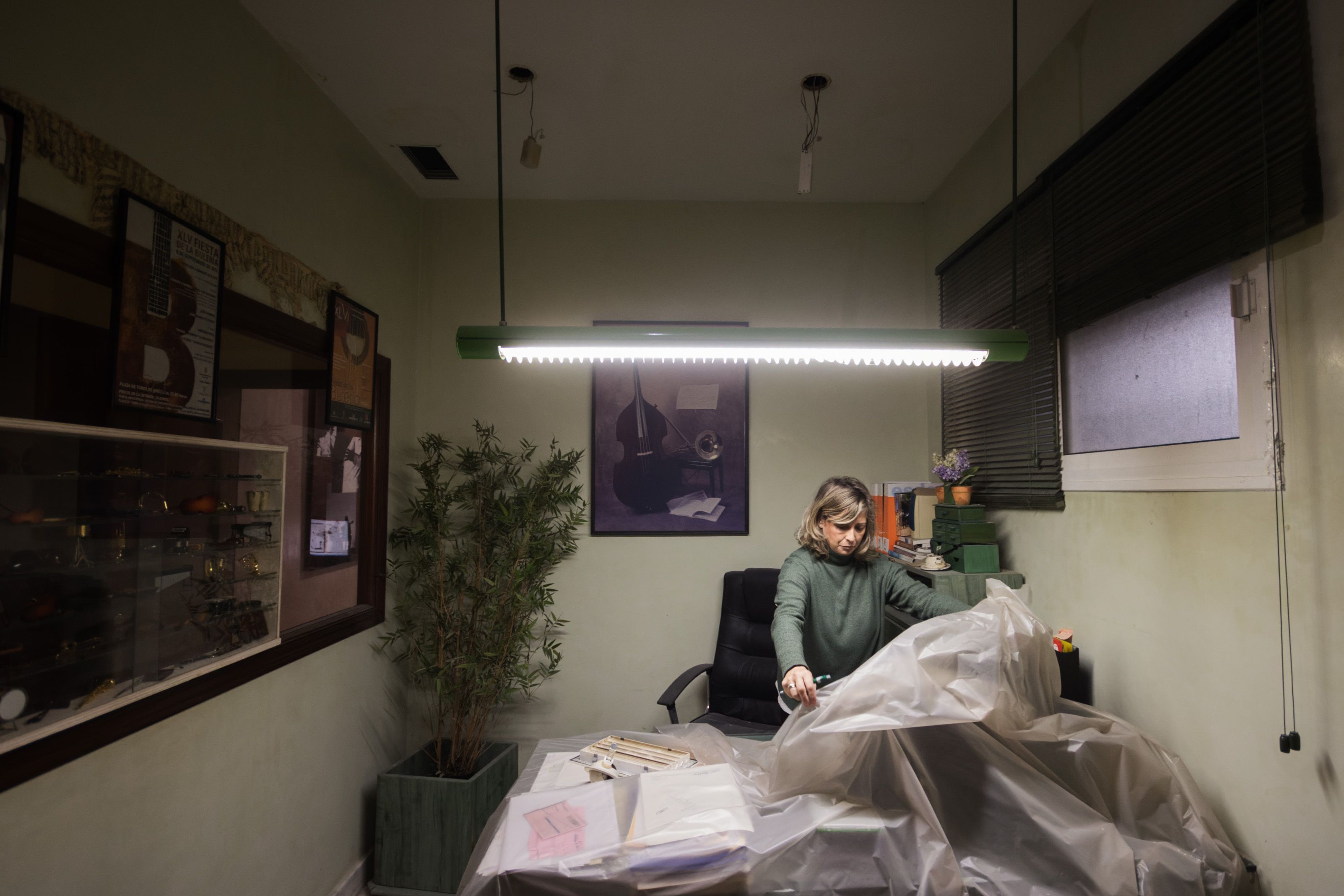 Los escritorios y ordenadores cubiertos de plásticos para evitar que les caiga agua y polvo. MANU GARCÍA