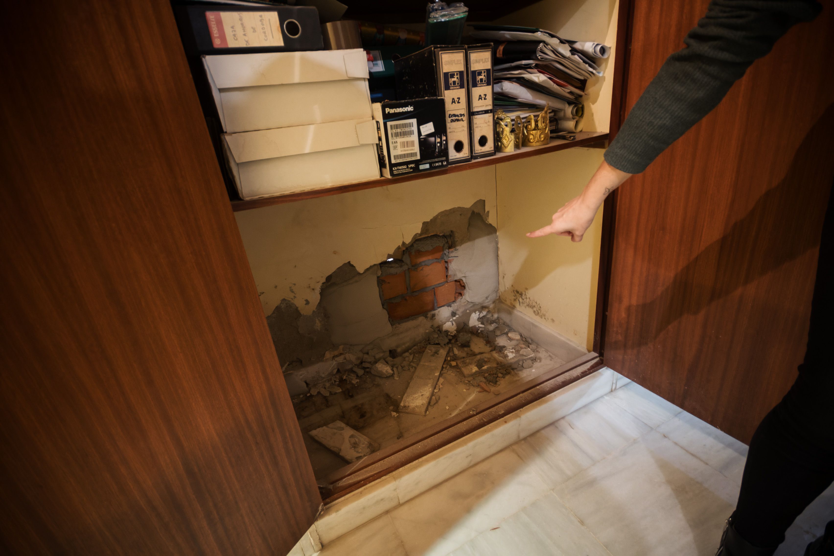 Uno de los efectos de la obra que llega a agujerear las paredes de la oficina. MANU GARCÍA