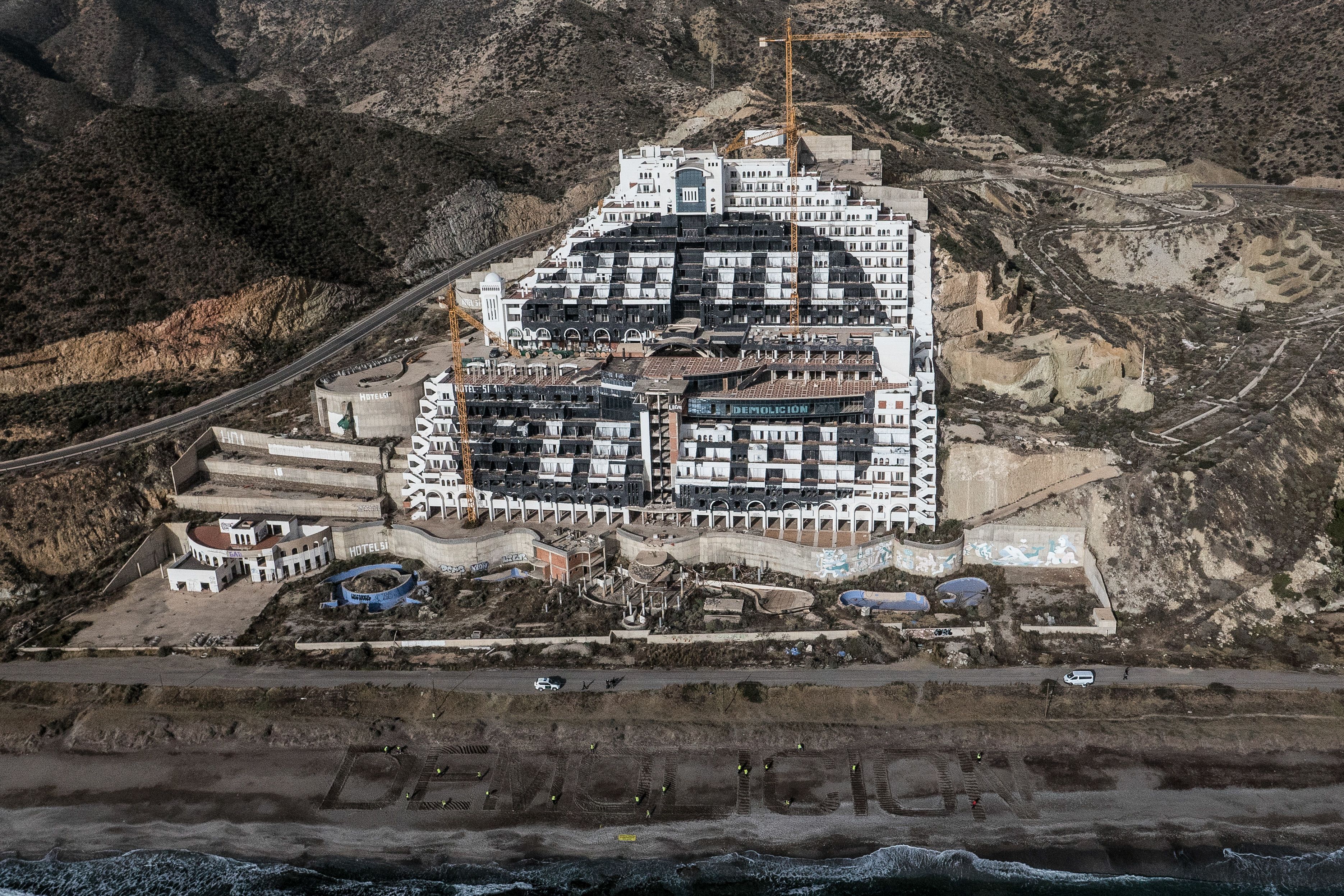 Hotel edificado en el paraje ‘El Algarrobico’ en Carboneras (Almería). GREENPEACE