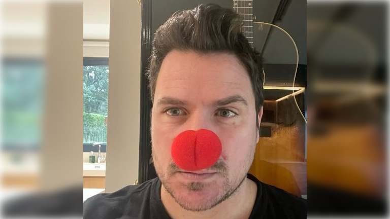 El cantante Dani Martín, con una nariz de payaso. 