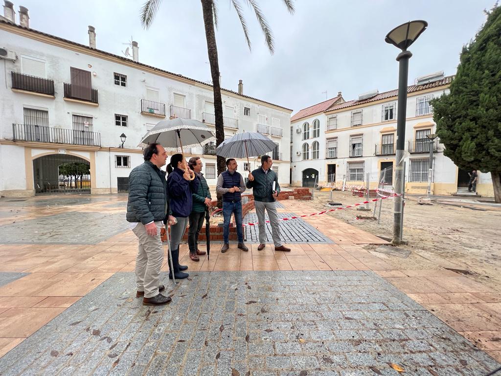 José Antonio Díaz visitando las obras de reurbanización en Salvador Allende, en pleno centro de Jerez.