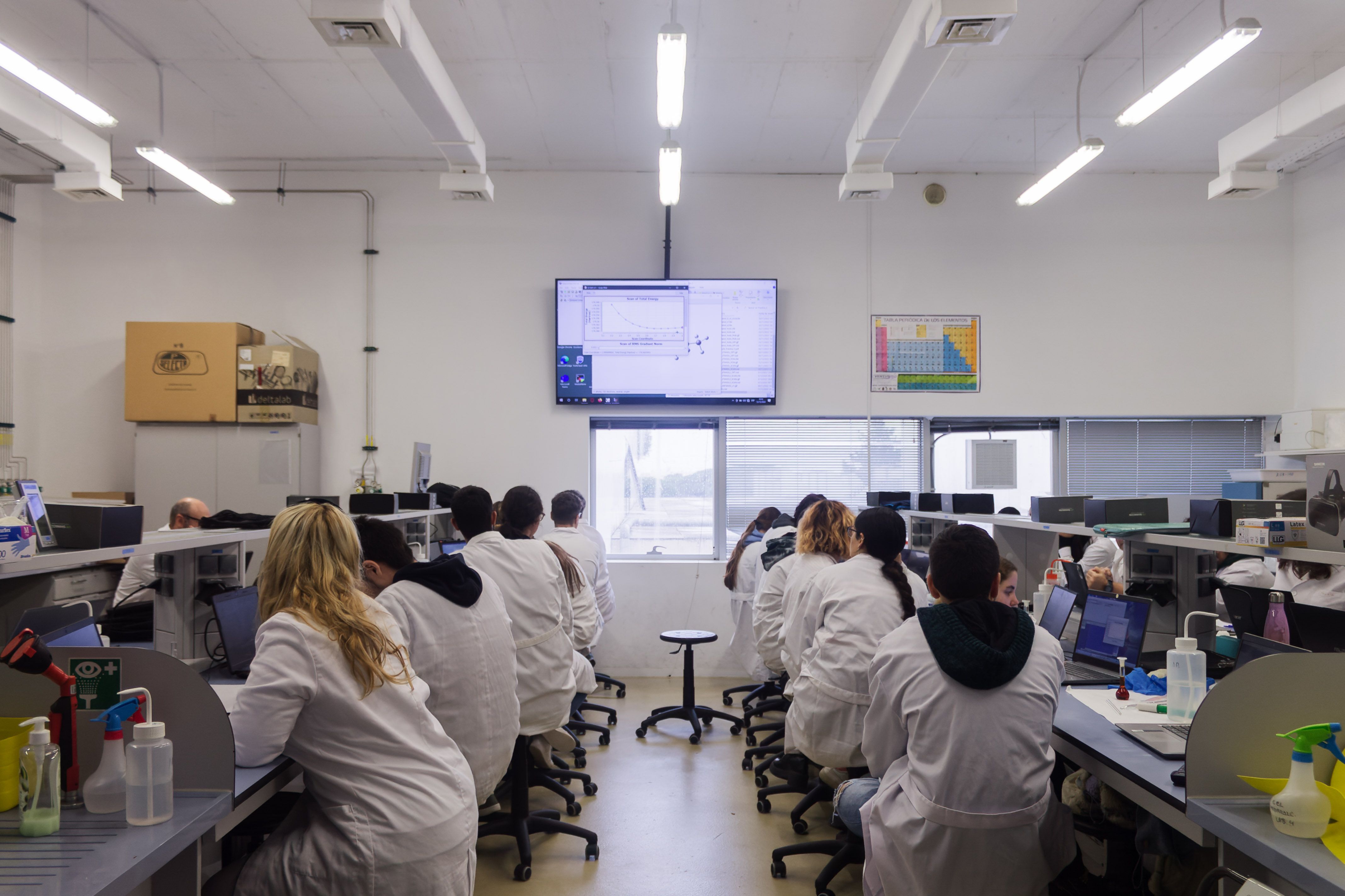 Una clase en uno de los laboratorios del edificio.