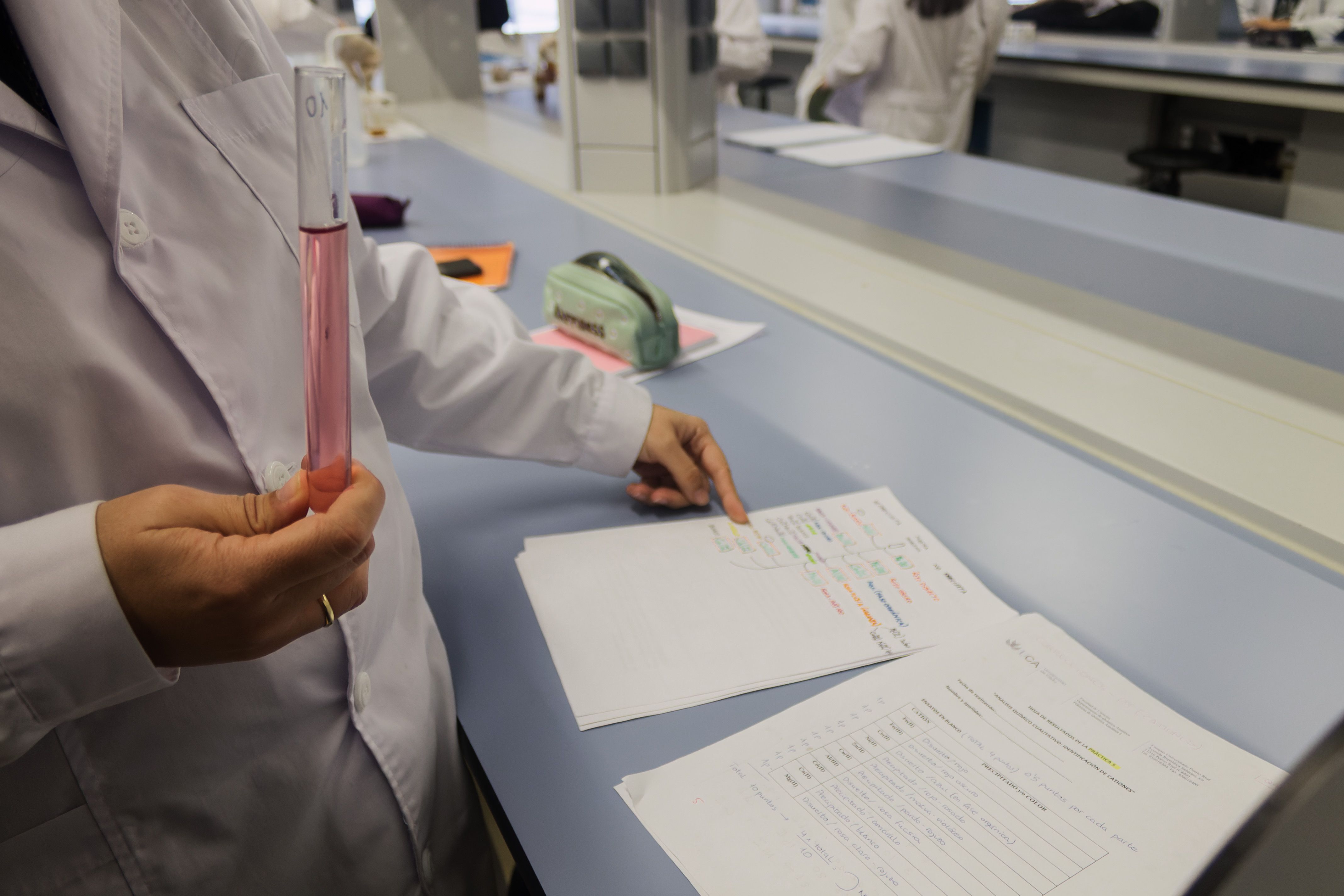 La profesora Ana Ruiz explica una práctica de la asignatura Química Analítica.