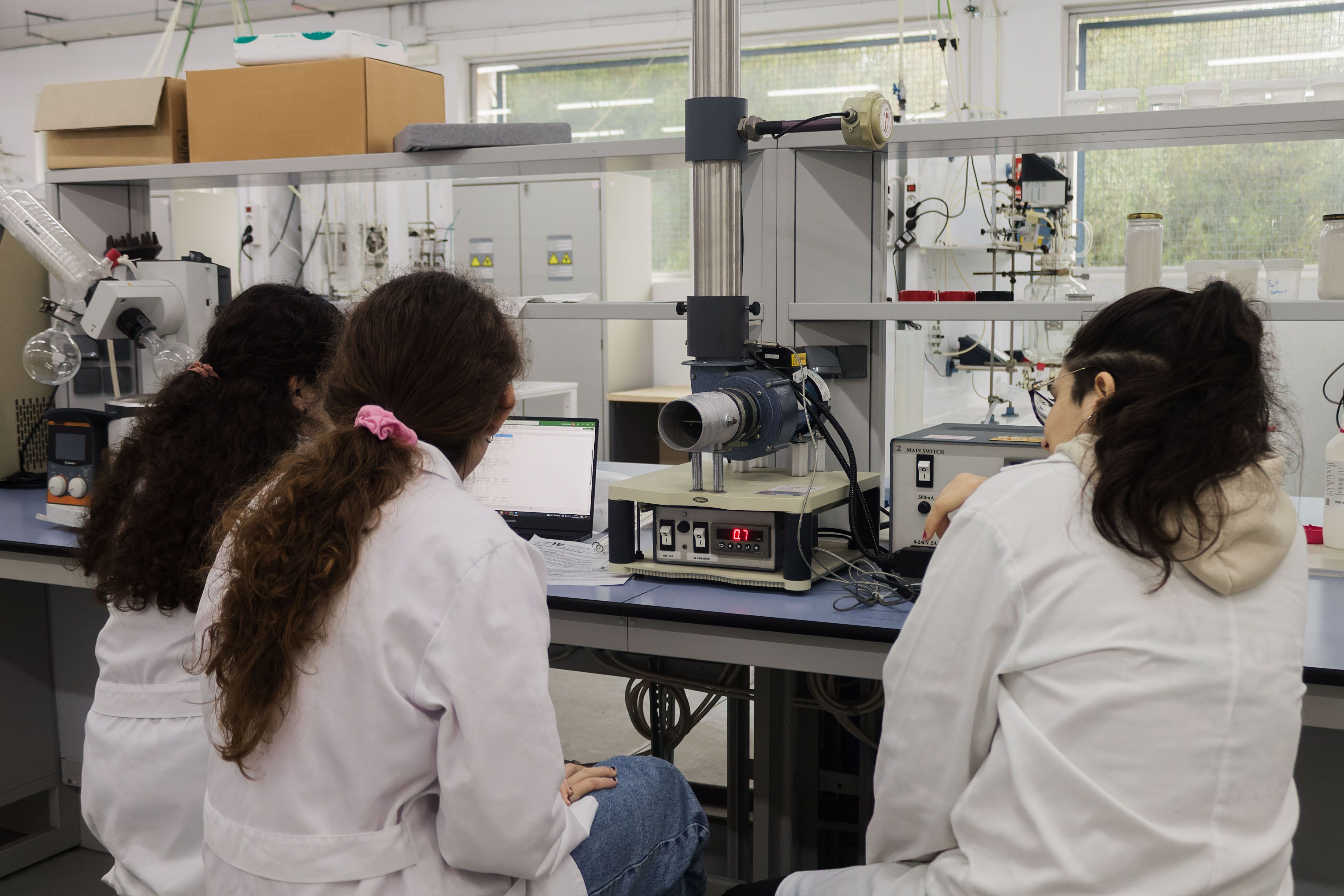 Varias alumnas realizan una práctica en un laboratorio.