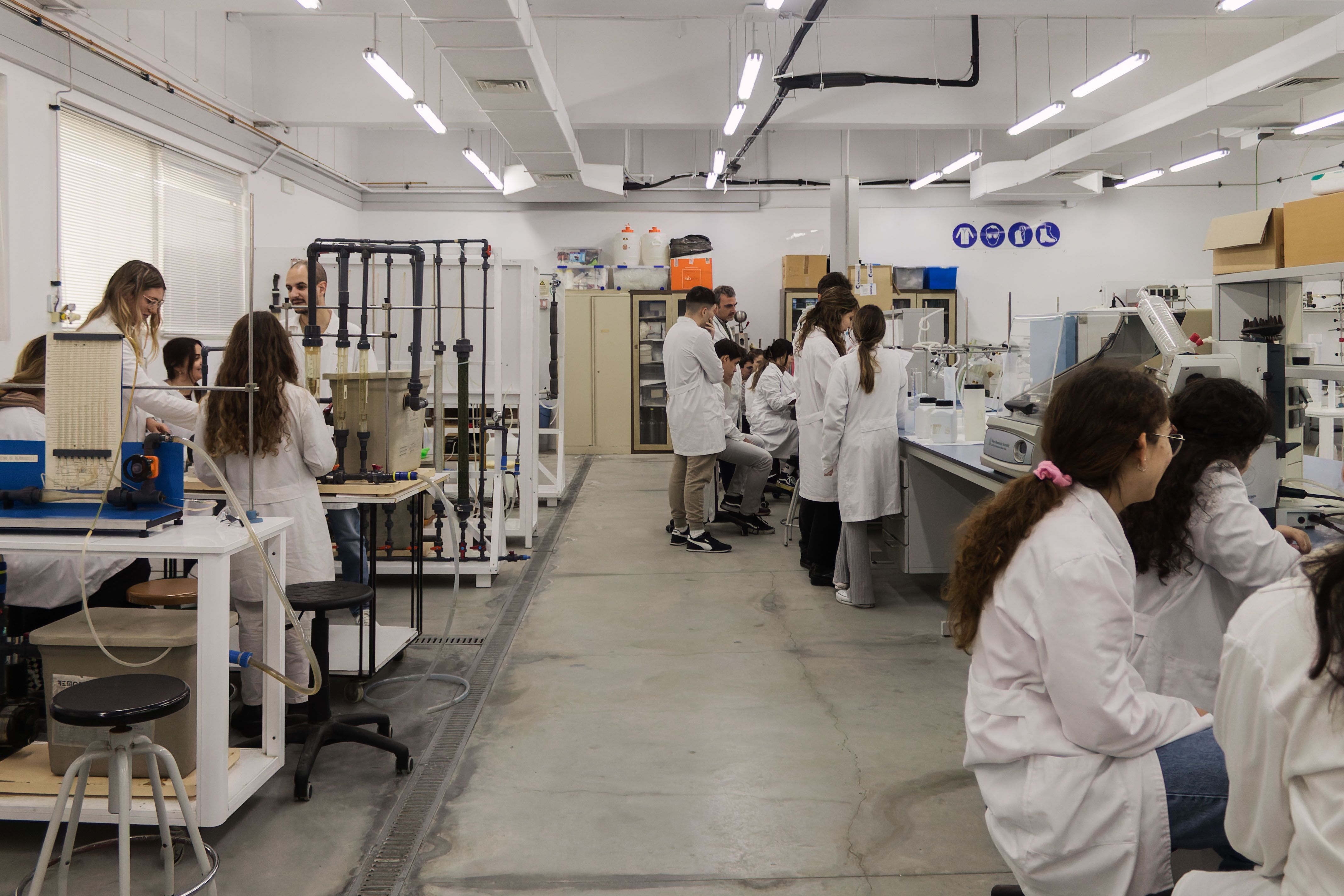 Varios estudiantes en los laboratorios de la planta piloto.