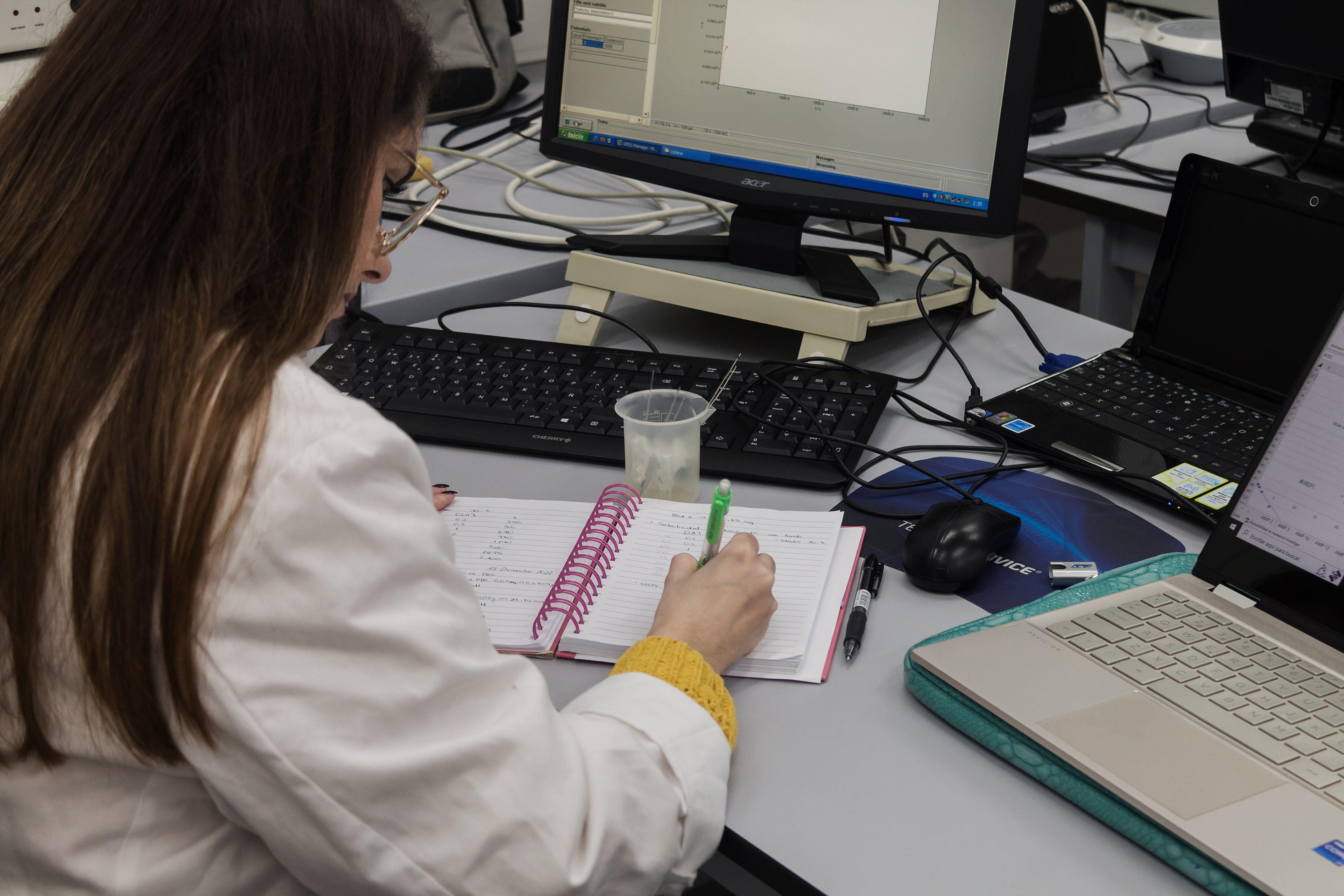 Una estudiante toma apuntes en la Facultad de Ciencias.