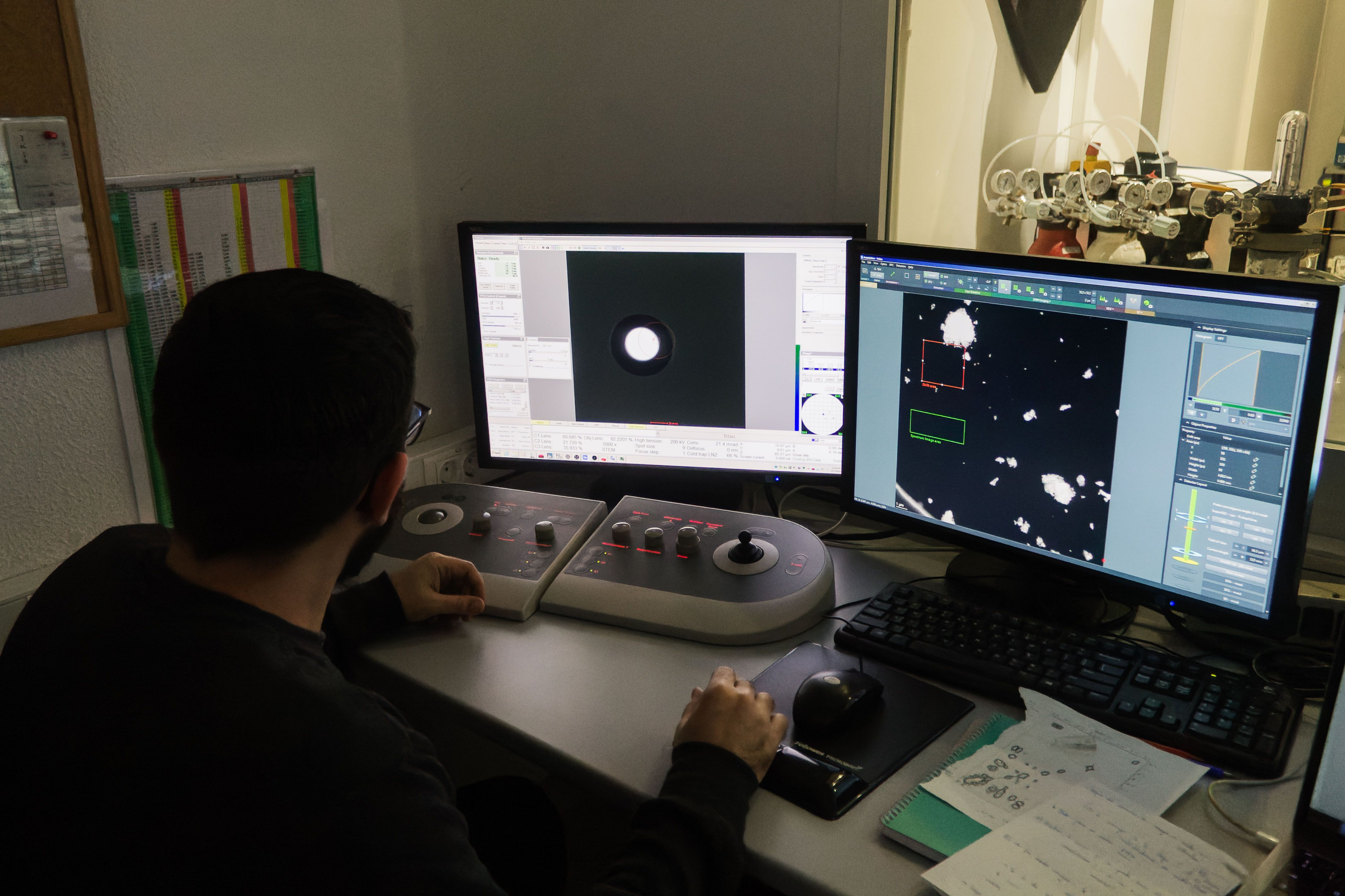 Un investigador controla el Titán a través de monitores.