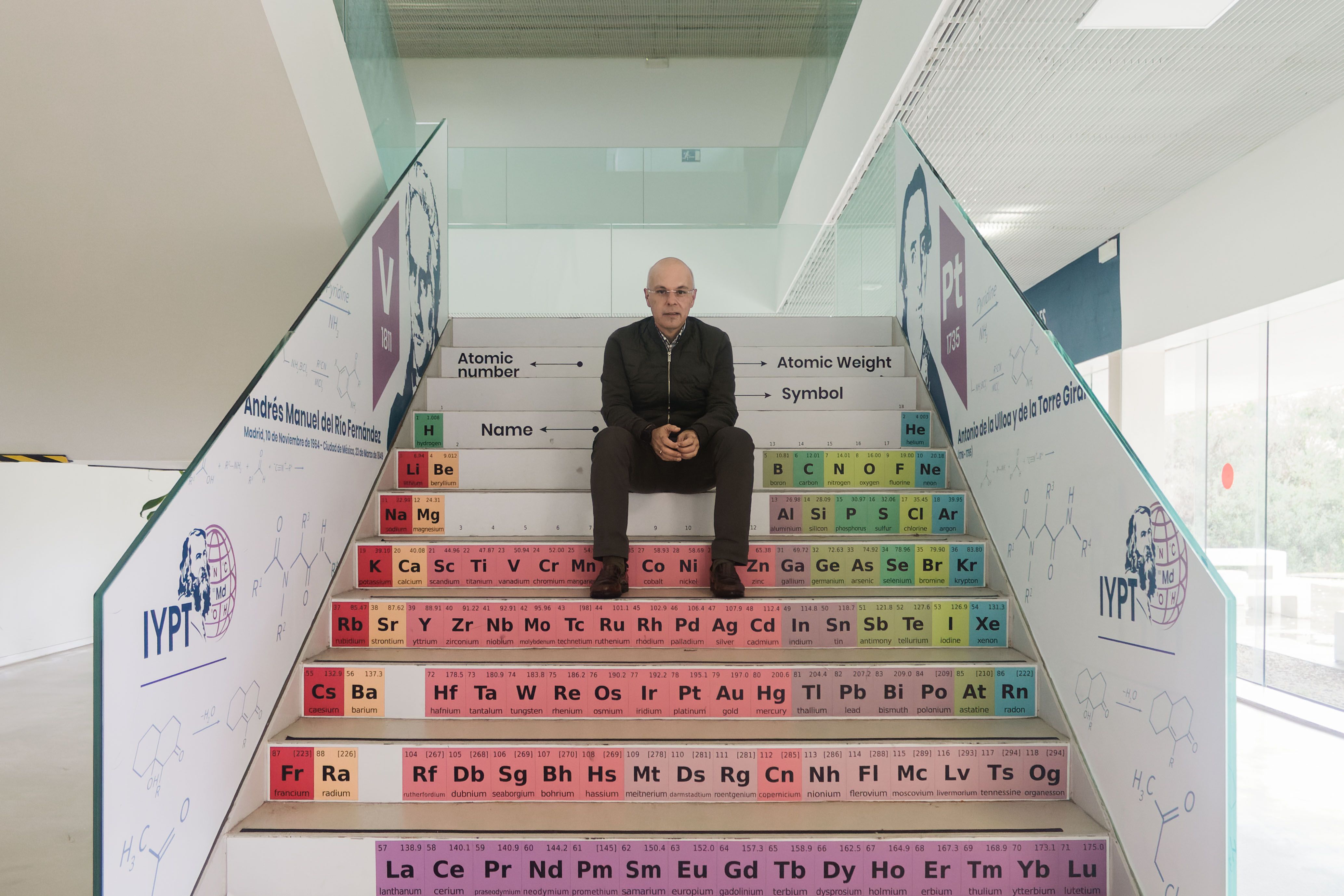José Manuel en una de las escaleras de la facultad.