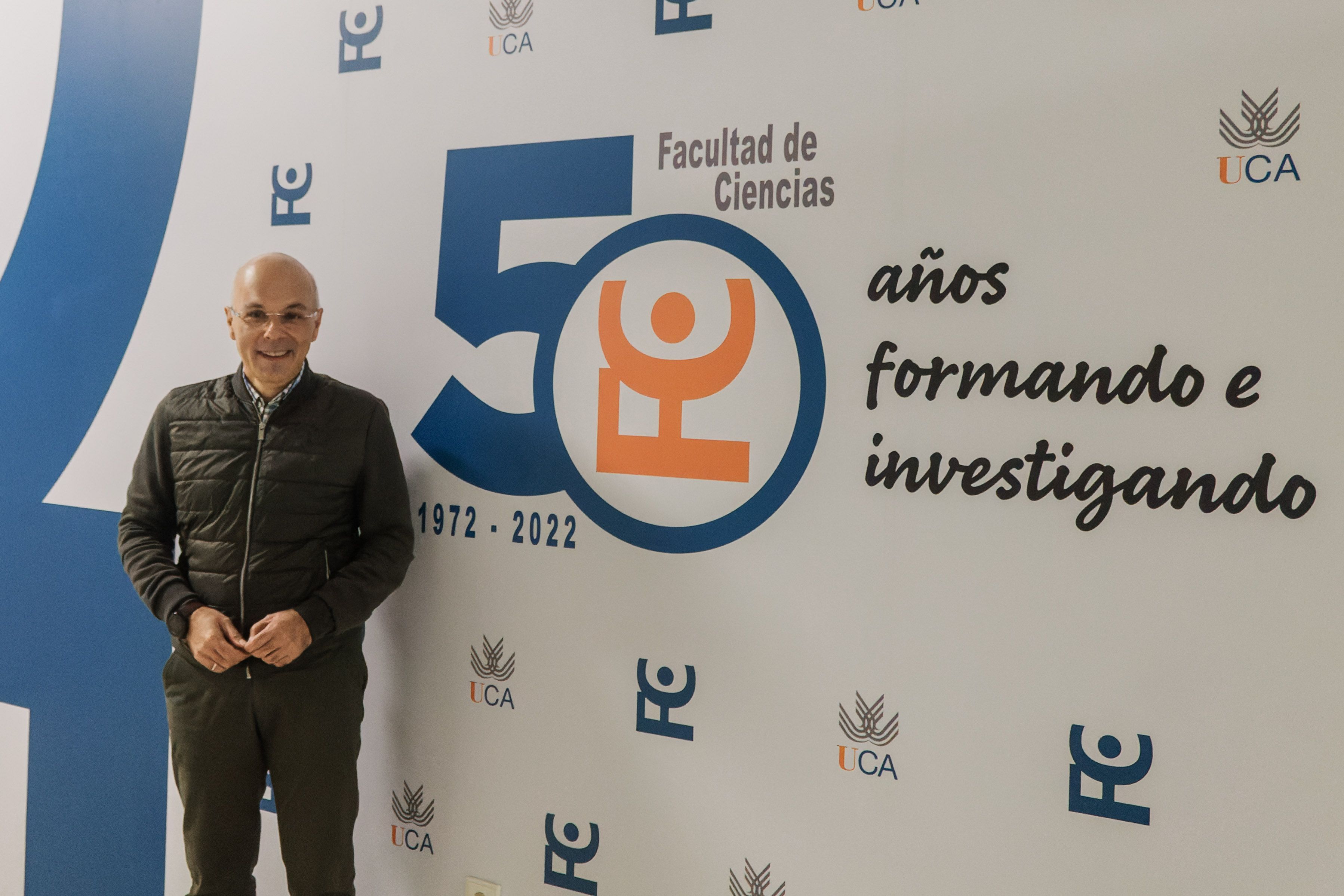 El decano de la Facultad de Ciencias junto al panel conmemorativo.