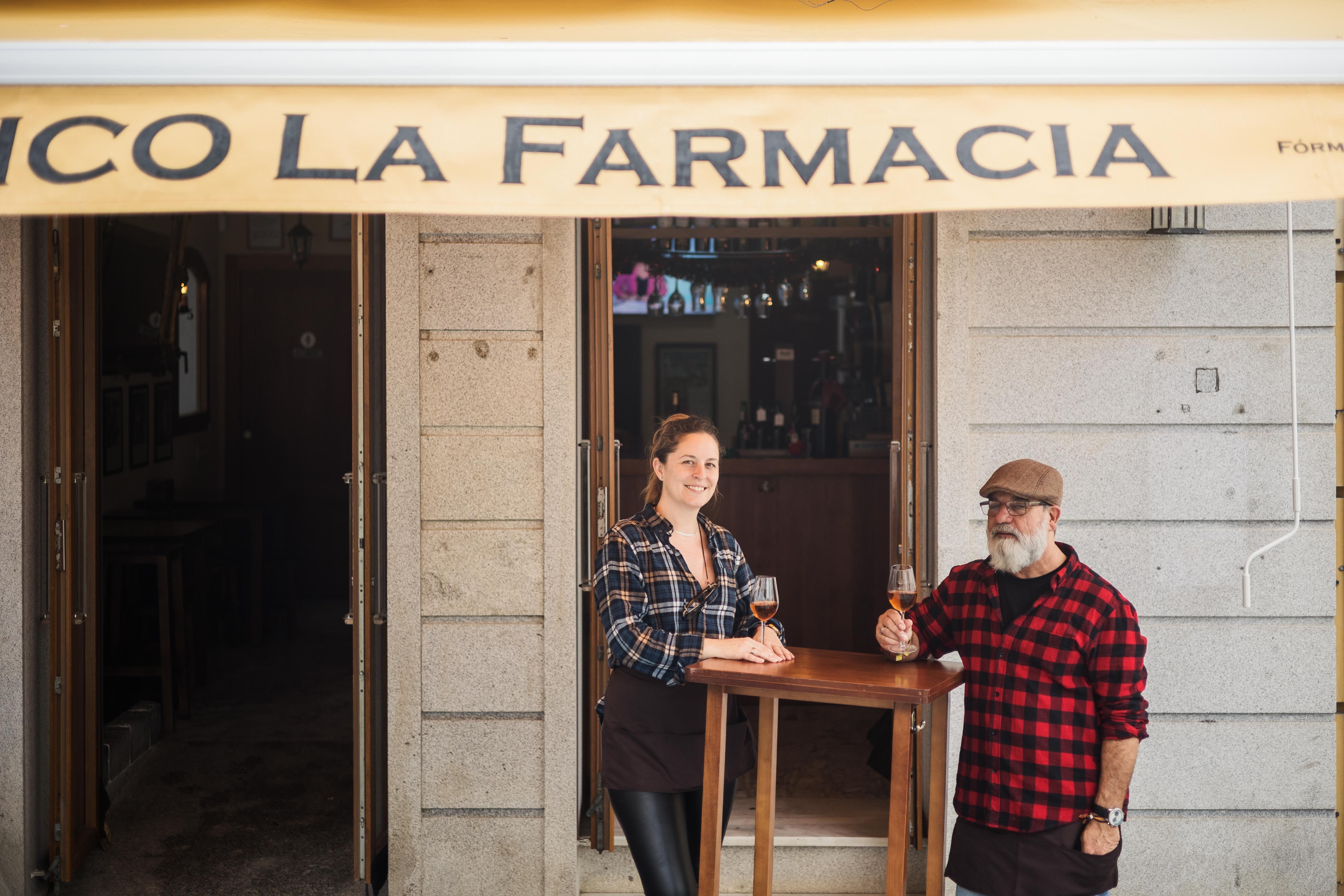 José Manuel González y Cristina Matallán, dueños del tabanco La Farmacia de Jerez.