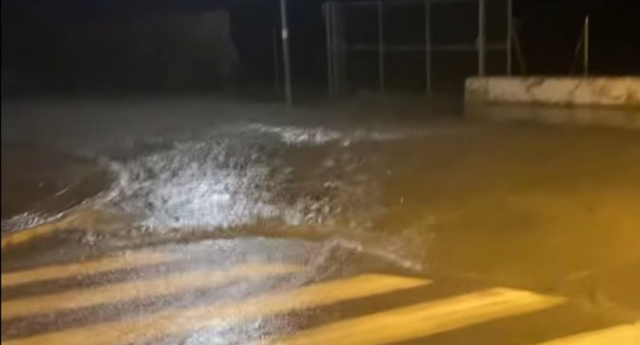 El agua se ha apoderado de la calle Arboleda de Estella del Marqués.