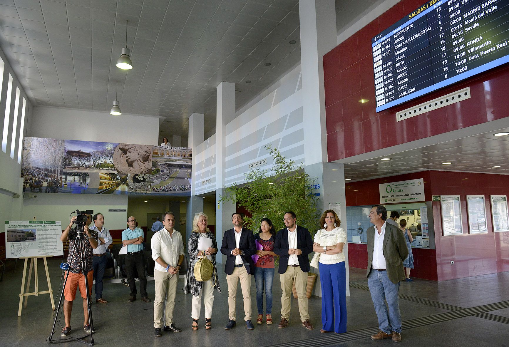 Representantes del Ayuntamiento, Junta y Consorcio de Transportes, en la estación de autobuses de Jerez, en verano pasado.