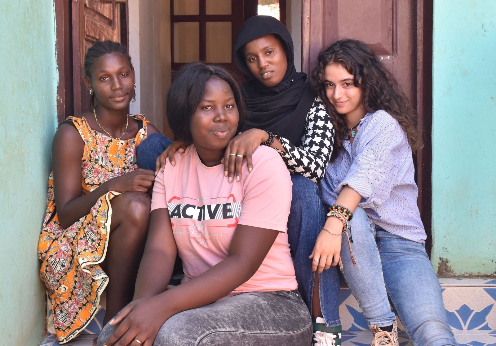 Imagen de la periodista Gabriela Sardá junto a unas chicas de Bafatá, en África.