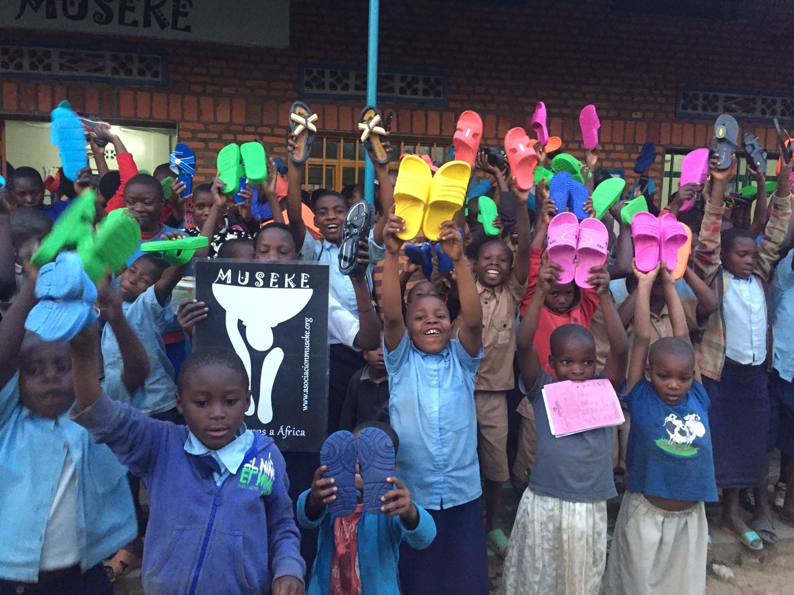 Imagen de los pequeños de Ruanda en la entrega de zapatos donados. 