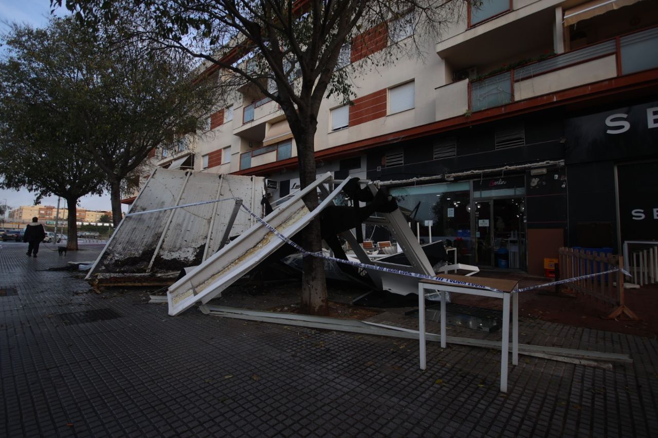 Una terraza, destrozada por el tornado que ha pasado por Jerez.