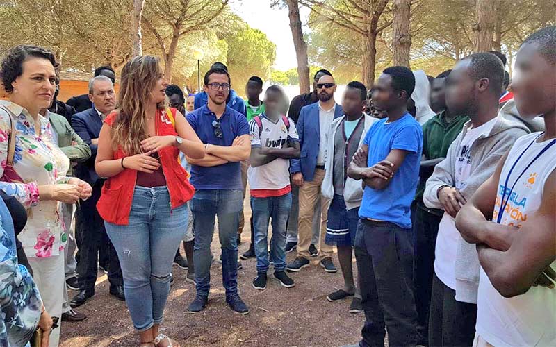 Personal de Cruz Roja, con inmigrantes en Campano, en una imagen de archivo.