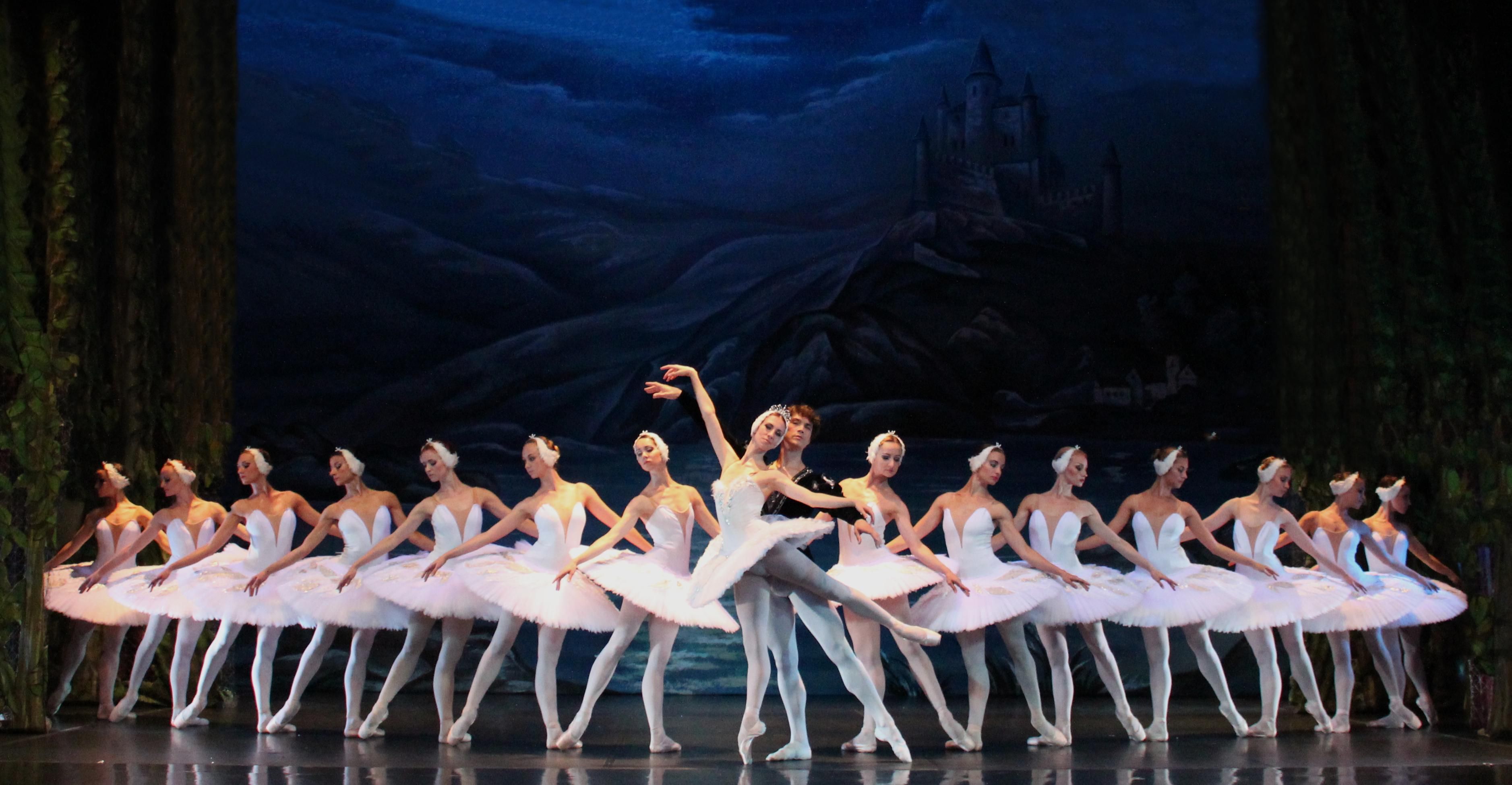 Las bailarinas del Ballet Clásico Internacional durante la representación de 'El lago de los cisnes'.