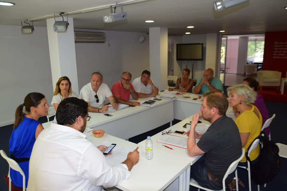 El grupo municipal del PSOE de San Fernando, en una reunión previa al pleno.