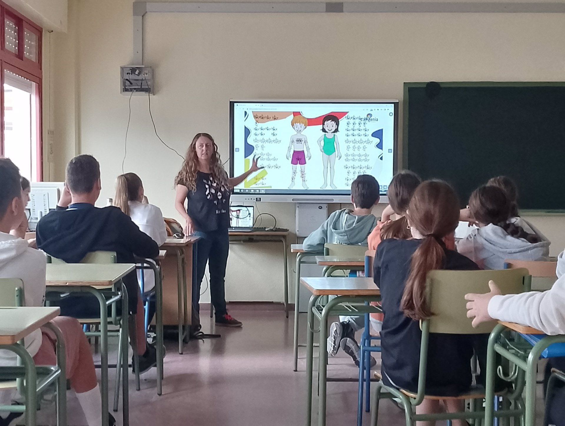 900 alumnos y alumnas de Cádiz participan en un taller de Diputación para desmitificar la menstruación.