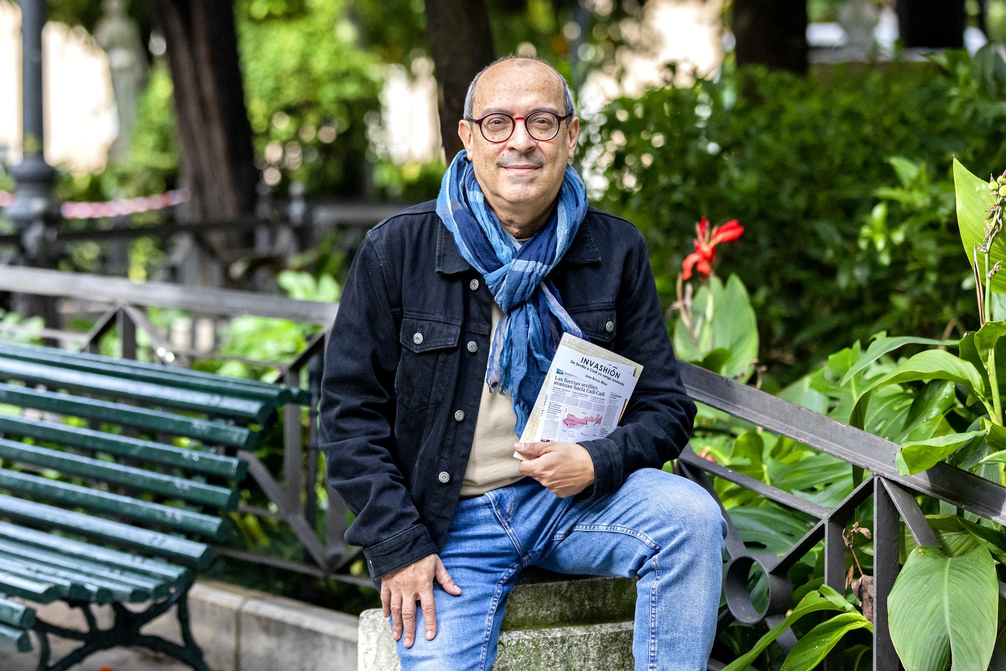 Juan Bouza posa con su libro 'Invashión. De Sevilla a Cadi yo vengo andando'.