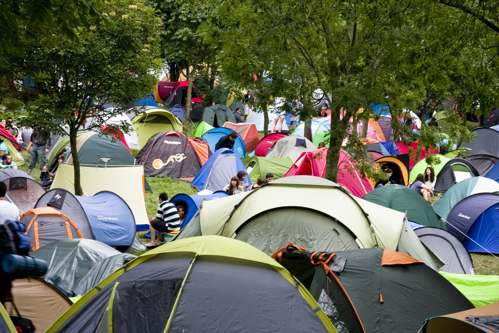 Numerosas tiendas de campaña agolpadas en un camping, en una imagen de archivo. 
